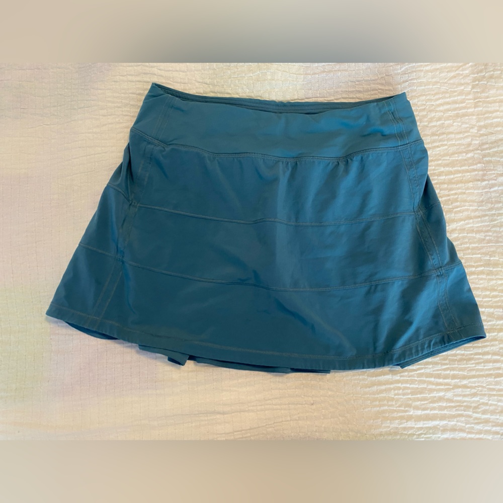 Lululemon Pace Rival Mid-Rise Skirt in Teal/Aqua color